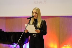 Uroczystość wręczenia akt&oacute;w mianowania w Szkole Muzycznej I i II stopnia im. Noskowskiego, na zdjęciu nauczycielka edukacji wczesnoszkolnej z SP nr 34 w Gdyni Natalia Pankiewicz (fot. Katarzyna Balcerzak) 