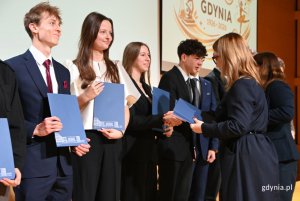 Laureatkom i laureatom stypendia wręczały prezydent Gdyni Aleksandra Kosiorek i wiceprezydentka Gdyni Oktawia Gorzeńska (fot. Magdalena Starnawska)