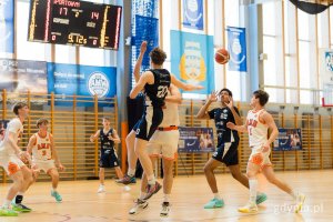 Koszykarze na boisku w trakcie meczu