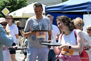 Podczas Kulinarnej Świętojańskiej nie zabrakło kluczowego punktu programu - Biegu Kelner&oacute;w. Na zdjęciu uczestnicy kategorii Amatorzy