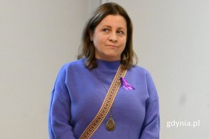 Kobieta stojąca w przedszkolnej sali