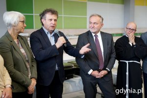 Gdyńskie śniadanie wielkanocne dla samotnych i potrzebujących. Od lewej stoją: Joanna Zielińska, przewodnicząca Rady Miasta Gdyni, poseł RP Jacek Karnowski, prezydent Gdyni Wojciech Szczurek oraz o. Piotr Matuszak z parafii pw. Świętego Antoniego Padewskiego w Gdyni. Fot. Mirosław Pieślak