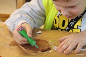 Projekt &bdquo;Wyjście z klasą&rdquo; w Muzeum Miasta Gdyni, za zdjęciu uczniowie z SP 52 podczas warsztat&oacute;w zdobienia piernik&oacute;w (fot. Katarzyna Balcerzak)