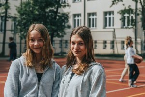 Dziewczyny trenują gimnastykę na boisku