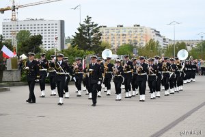 Defilada w wykonaniu Orkiestry i Kompanii Reprezentacyjnej Marynarki Wojennej (fot. Michał Puszczewicz)