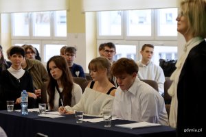 Debata Oksfordzka z tezą: „Szkoła częściej narusza prawa dziecka, niż je chroni”, na zdjęciu uczniowie klasy III A z IALO w Gdyni (fot. Katarzyna Balcerzak)