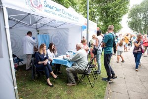 Plenerowe studia Polskiego Radia nadają z Gdyni przed „Lato z Radiem Festiwal”, fot. Dawid Linkowski