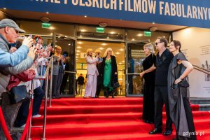Joanna Kulig, Jan Holoubek i Magdalena R&oacute;żczka pozujący przed wejściem do Teatru Muzycznego w Gdyni przed galą otwarcia 51. Festiwalu Polskich Film&oacute;w Fabularnych w Gdyni 
