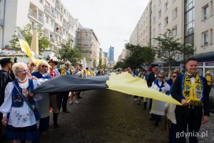 Przemarsz ulicami miasta ze stumetrową flagą kaszubską