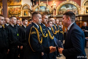 Uroczysta zbiórka strażaków w Dworze Artusa w Gdańsku. W uroczystościach wziął udział wiceprezydent Maciej Zielonka, który tego dnia przekazał nagrody finansowe w imieniu prezydent Gdyni Aleksandry Kosiorek (fot. Karol Stańczak)