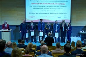 Odznaczeni honorowi dawcy krwi z Wejherowa wraz z dr hab. Marleną Robakowską &ndash; dyrektor Regionalnego Centrum Krwiodawstwa i Krwiolecznictwa w Gdańsku i Iwoną Piastowską &ndash; sekretarz miasta Wejherowa podczas gali w PPNT Gdynia (fot. Magdalena Czernek)