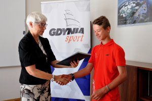 Igor Kuczys odbiera gratulacje z rąk Przewodniczącej Rady Miasta Gdyni, Joanny Zielińskiej // fot. B. Betlejewskai, 