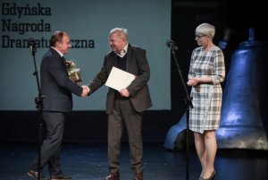 Rafał Wojasiński - laureat Gdyńskiej Nagrody Dramaturgicznej odbiera wyróznienie z rąk Joanny Zielińskiej - przewodniczącej Rady Miasta Gdyni oraz Jerzego Stuhra - przewodniczącego kapituły konkursu // fot. Roman Jocher