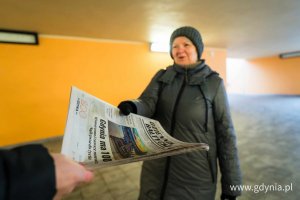 Mieszkanka Gdyni otrzymuje kolekcjonerski numer "Dziennika Bałtyckiego" w przejściu podziemnym przy stacji SKM Wzg&oacute;rze Świętego Maksymiliana