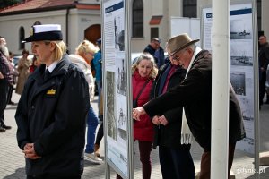 Uczestnicy wernisażu przyglądający się wystawie „Gdynia na straży Wybrzeża 1921-1939”  // fot. Przemysław Kozłowski