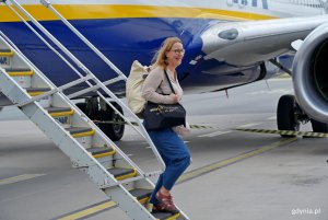 Pani Aleksandra z Gdyni, 20-milionowa pasażerka linii Ryanair w Gdańsku, wychodząca z samolotu 