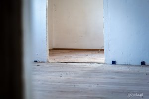 Wnętrze jednego z mieszkań komunalnych w Gdyni, kt&oacute;re wymaga remontu i zostanie uwzględnione w programie (fot. Kamil Złoch)