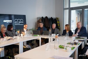 Na zdjęciu (od lewej) m.in.: naczelnik Wydziału Edukacji Iwona Tanewska, zastępca kierownika Piatowego Urzędu Pracy Milena Miksa, dyrektor Departamentu Edukacji Urzędu Marszałkowskiego Wojew&oacute;dztwa Pomorskiego Adam Krawiec, wiceprezydentka Gdyni Oktawia Gorzeńska, starosta powiatu wejherowskiego Marcin Kaczmarek (fot. Magdalena Starnawska)