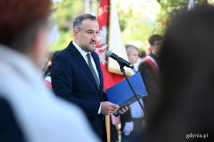 Wiceprezydent Gdyni Tomasz Augustyniak. Dzień Polskiego Państwa Podziemnego – uroczystości z okazji 86. rocznicy jego utworzenia pod Pomnikiem Armii Krajowej w Gdyni (fot. Michał Puszczewicz)