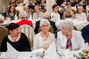 Seniorzy przy świątecznym stole