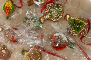 Projekt &bdquo;Wyjście z klasą&rdquo; w Muzeum Miasta Gdyni, za zdjęciu uczniowie z SP 52 podczas warsztat&oacute;w zdobienia piernik&oacute;w (fot. Katarzyna Balcerzak)