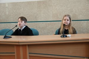 Dwoje dzieci na m&oacute;winicy