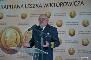 kpt. ż. w. Mariusz Wiktorowicz &ndash; syn kpt. Wiktorowicza i przewodniczący kapituły przemawiający podczas gali wręczenia żeglarskich laur&oacute;w 