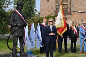 Pomnik przy ulicy Waszyngtona. Na zdjęciu: prezes zarządu Stoczni Remontowej NAUTA Monika Kozakiewicz (fot. Magdalena Starnawska)