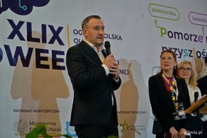 Wiceprezydent Gdyni Tomasz Augustyniak przemawiający podczas gali finałowej Og&oacute;lnopolskiej Olimpiady Wiedzy Elektrycznej i Elektronicznej 
