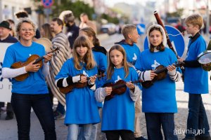 Grupa uczni&oacute;w Szkoły Muzycznej I i II stopnia w towarzystwie dyrektorki Joanny Rutkowskiej