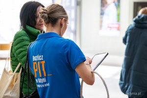 Stoisko informacyjne loterii &bdquo;Rozlicz PIT w Gdyni&rdquo; w Centrum Handlowym Batory (fot. Kamil Złoch)