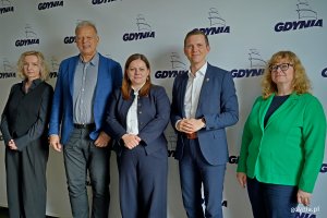 Od prawej: Joanna Leman – kierownik Referatu Współpracy z Zagranicą, Mathias Bernander – prezydent Kristiansandu, prezydent Gdyni Aleksandra Kosiorek, Øyvind Lyngen Laderud – koordynator ds. Międzynarodowych Urzędu Miasta Kristiansandu i Anna Czerwińska z Referatu Współpracy z Zagranicą podczas spotkania w Urzędzie Miasta Gdyni 