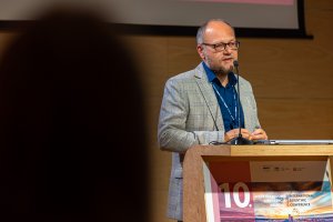 Wystąpienie dr. Huberta Mącika. „Modernizm w Europie – modernizm w Gdyni” – dzień pierwszy, piątek, 18 września (fot. Kamil Złoch)