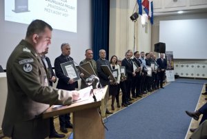 Nagrody wręczał dowódca WOT gen. dywizji Wiesław Kukuła 