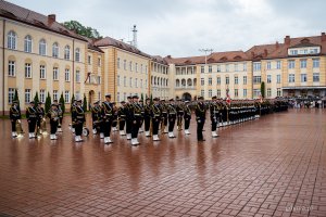 Uroczystość promocji na stopnie oficerskie dla absolwentów kursów oficerskich na Akademii Marynarki Wojennej w Gdyni (fot. Kamil Złoch)