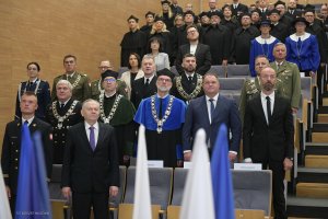 Senat uczelni w tradycyjnych strojach