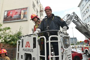 Leonard Wawrzyniak ze Straży Miejskiej podczas odławiania pająka. Fot. Zygmunt Gołąb