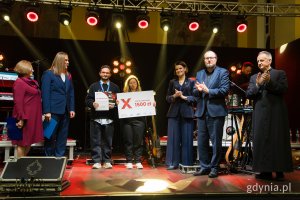 Gala finałowa X edycji Przeglądu Teatrów Amatorskich „Kurtyna” w gdyńskim Małym Kacku. Na scenie m.in. laureaci jednej z nagród, przedstawiciele stowarzyszenia KACK, Katarzyna Gruszecka-Spychała, Mariusz Bzdęga i ks. Mariusz Lach (fot. Paweł Budziński)