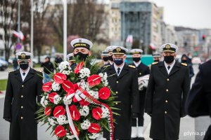 Przedstawiciele Marynarki Wojennej składają wieniec kwiatów przed pomnikiem Polski Morskiej z okazji Dnia Flagi RP // fot. Karol Stańczak
