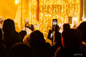 Występy wokalistów z Młodzieżowego Domu Kultury w Gdyni podczas gdyńskich mikołajek na placu Grunwaldzkim (fot. Kamil Złoch)