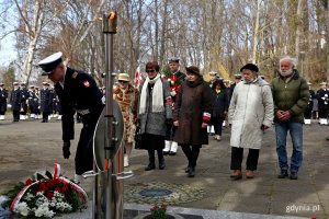 Członkowie rodzin katyńskich zlożyli kwiaty przed pomnikiem Ofiar Zbrodni Katyńskiej // fot. Przemysław Kozłowski