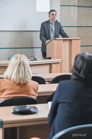 Wręczenie nagród w konkursie na najlepiej zaprojektowany szyld w Gdyni - przemawia Jacek Debis z Agencji Rozwoju Gdyni (fot. Kamil Złoch)