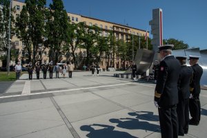 Przed południem obchody Święta wojska Polskiego przeniosły się pod pomnik Polski Morskiej // fot. Anna Rezulak