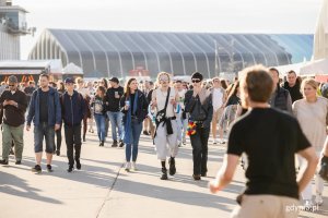 Uczestnicy na terenie miasteczka festiwalowego