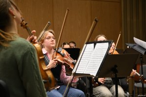 Orkiestra Symfoniczna SM II st. w Gdyni pod dyrekcją Leszka Gołąba na pr&oacute;bie w Szkole Muzycznej I i II stopnia 