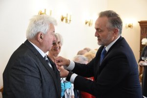 Prezydent Wojciech Szczurek wręczył medale za Długoletnie Pożycie Małżeńskie // fot. Lechosław Dzierżak