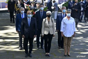 Kwiaty pod pomnikiem złożyli przedstawiciele władz Gdyni. W pierwszym rzędzie (od lewej): Andrzej Bień - wiceprzewodniczący Rady Miasta Gdyni, Joanna Zielińska - przewodnicząca Rady Miasta Gdyni, Elżbieta Raczyńska - radna. W drugim rzędzie (od lewej): radni Krzysztof Chachulski, Lechosław Dzierżak i Zenon Roda // fot. Magdalena Czernek