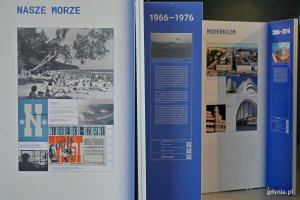 Ekspozytory z wystawą &bdquo;Gdynia x 10&rdquo; w Galerii Gdyńskiego Centrum Filmowego im. Leszka Kopcia 
