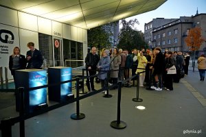 Miłośnicy kina oczekujący na pokaz serialu „Heweliusz” przed Gdyńskim Centrum Filmowym 