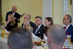 Od prawej: wicewojewoda pomorski Emil Rojek, prezydent Gdyni Aleksandra Kosiorek i poseł Michał Kowalski podczas spotkania świątecznego kombatant&oacute;w i os&oacute;b represjonowanych